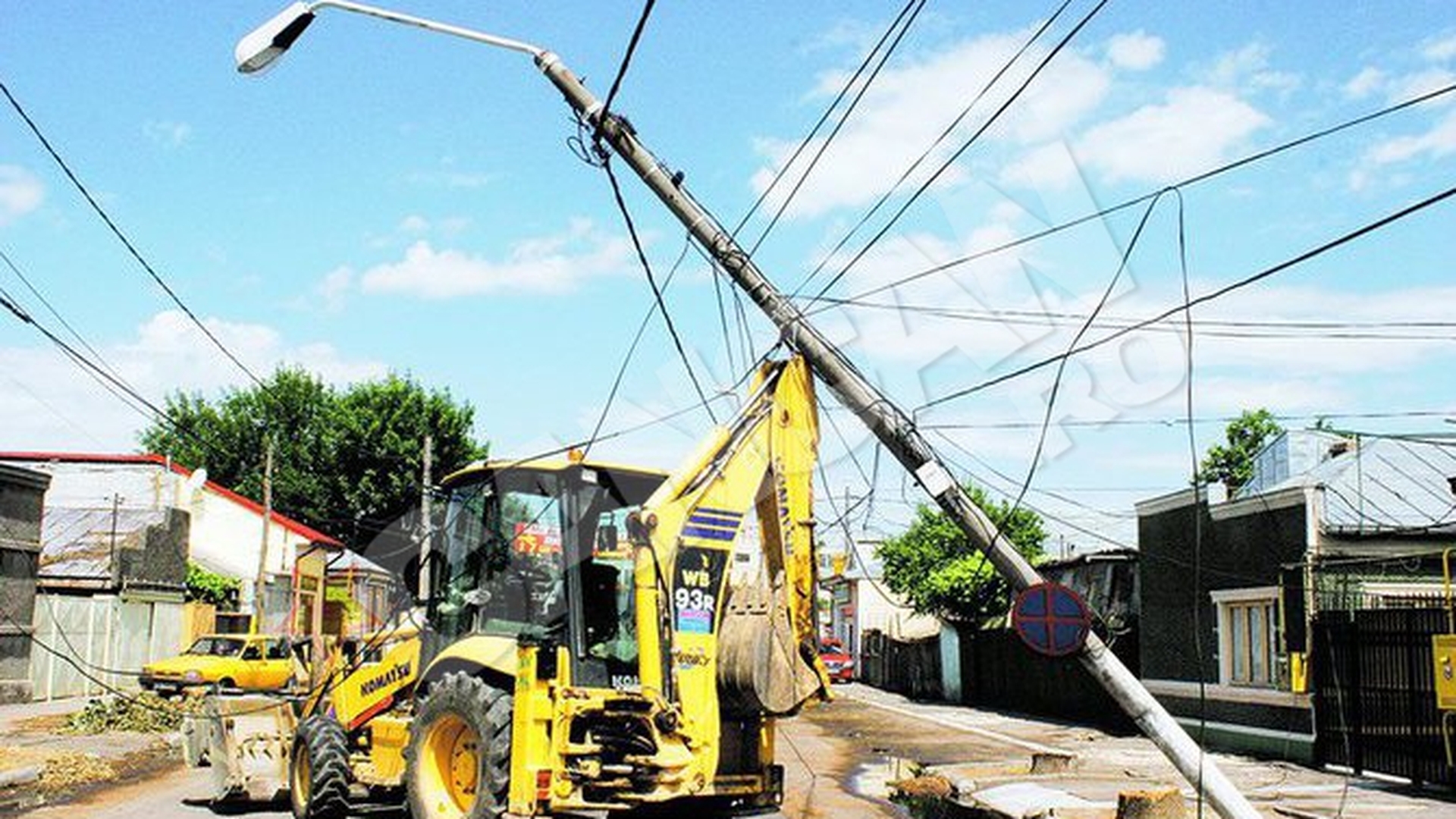 "Dorel" de la Braila a lasat fara curent un cartier intreg! A infipt in stalp "gheara" de la excavator!