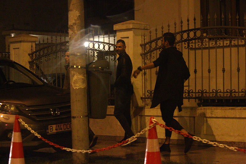 Mingote şi un coleg se grăbesc la întâlnire