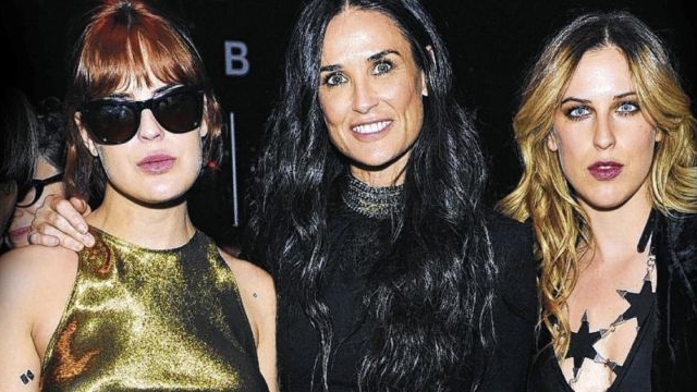 Demi Moore pare sora fiicelor ei, nicidecum mama lor. Vezi cum arata !