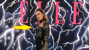 Flavia Mihășan, cu un decolteu obraznic pe covorul întins pentru gala revistei ELLE. Fosta asistentă de la Neatza, criticată de o fană care a comparat-o cu Loredana Groza