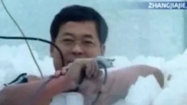 VIDEO Record mondial de rezistenta la frig! Au stat doua ore ingropati in gheata