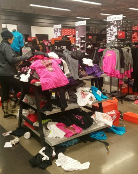 Aceste imagini par făcute după un cutremur, dar în realitate a fost vorba doar de Black Friday într-un magazin din Statele Unite!