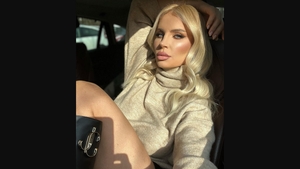 A început circul după ce Andreea Bănică a fost în fustă scurtă la un botez: „Să intri așa în sfânta biserică?!”