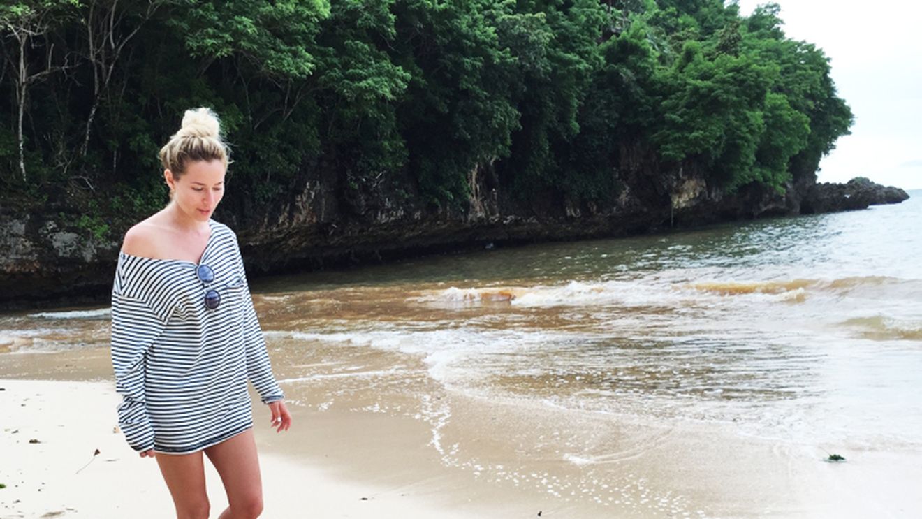 Nici nu te-ai aştepta la asta, însă iată ce-ar lua vedetele de la noi pe-o insulă pustie! „Iubitul şi...“