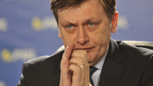 "Crin Antonescu este in capcana unor strategi"! Cine i-a spus asta presedintelui PNL