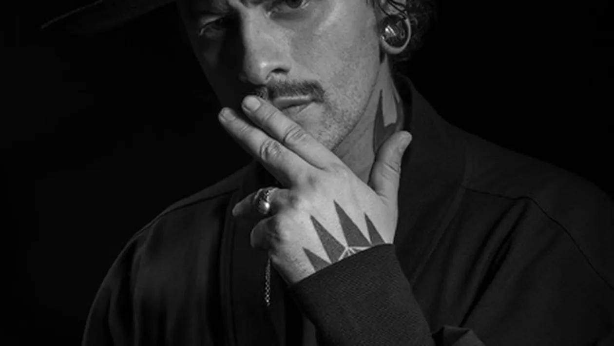 Apariție șocantă! Un celebru DJ a renunțat la podoaba capilară