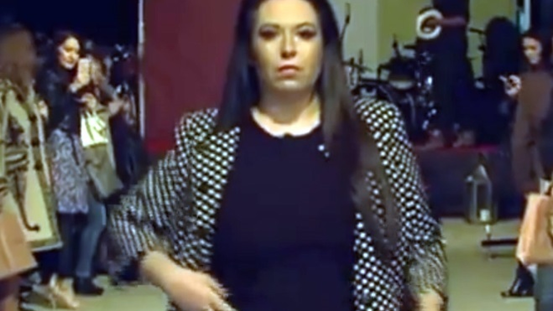 Nu e glumă: OANA ROMAN a ajuns fotomodel! Au apărut primele imagini cu vedeta defilând pe podiumul de modă!