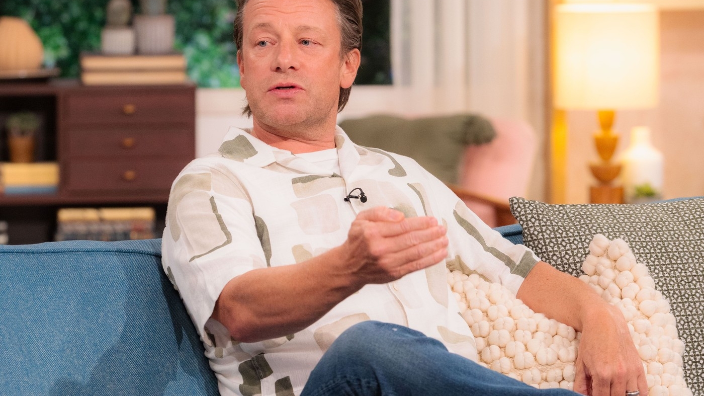 Jamie Oliver și-a întărit măsurile de securitate la proprietatea lui din Essex. Celebrul bucătar s-ar teme după ce o tabără de refugiați a fost ridicată în apropiere de reședința sa