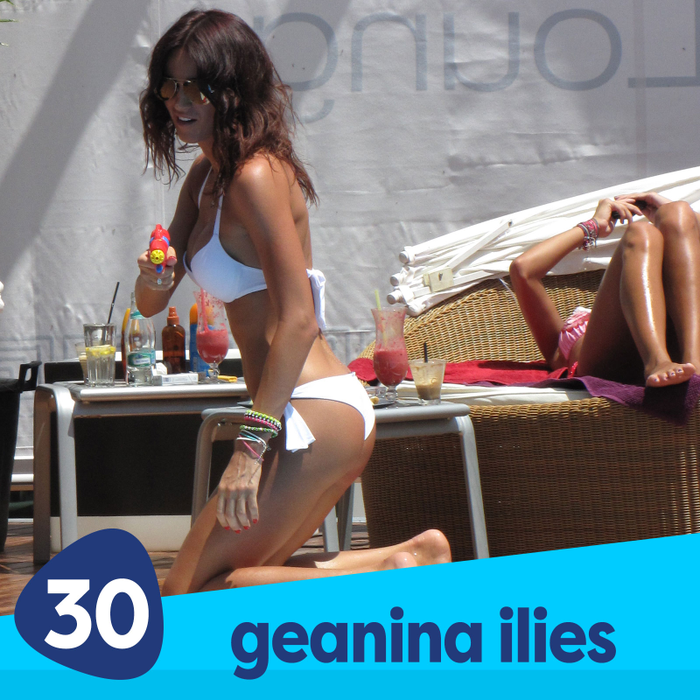 Geanina Ilieș, sexy și jucăușă la plajă