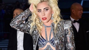 S-a făcut de râs la piscină! LADY GAGA a purtat un costum de baie prea larg şi i s-a văzut zona intimă, dar şi ”colăceii”