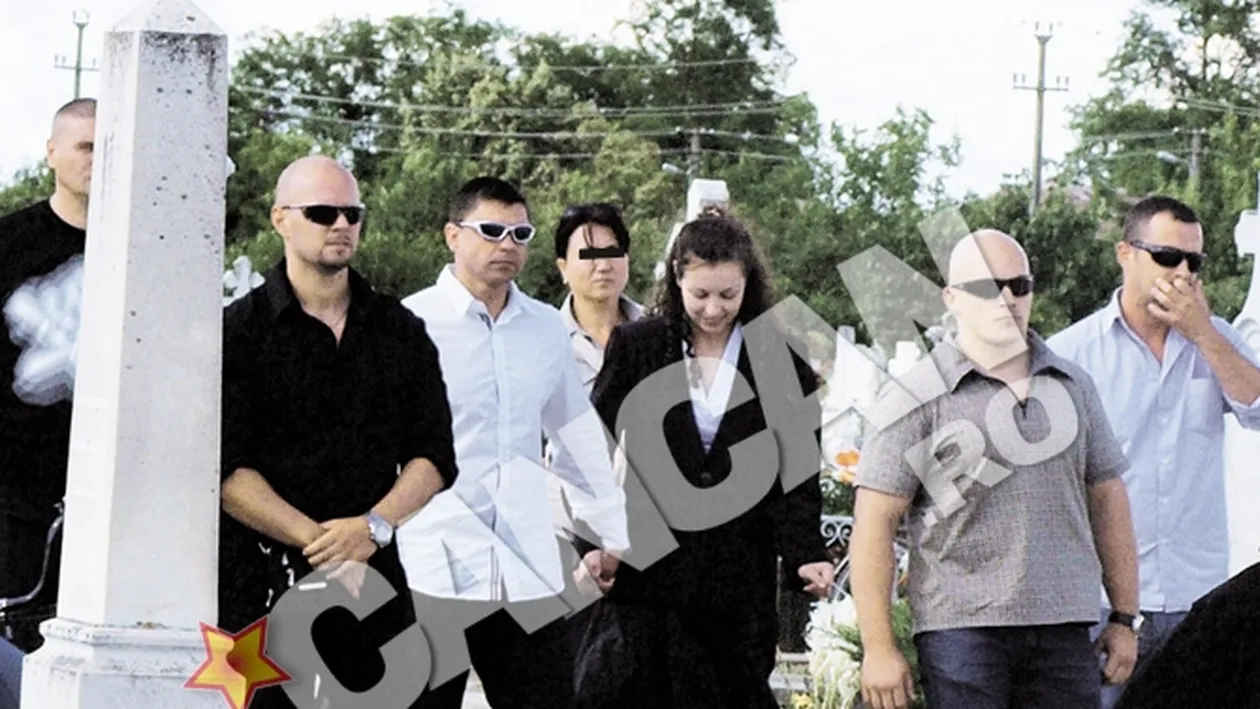 Carmen Bejan, consolata doua ore de sotul ei, Claudiu Satran, in cimitirul catolic din Pecica. Au stat ca doi porumbei la inmormantarea fiicei lor