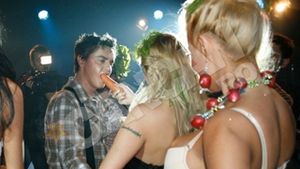 VIDEO Ramona Lazuran, in premiera in calitate de mamica si Simona Trasca plimbata cu roaba, intr-o prezentare de bijuterii combinate cu legume si verdeturi!