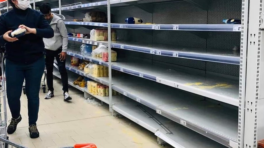 Magazinele din România, decizie radicală! Dispar zahărul, făina și uleiul de pe rafturi?