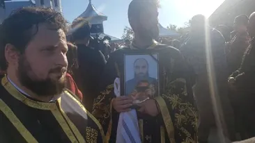 FOTO / Imaginile durerii! Ce s-a întâmplat la înmormântarea preotului care a murit alături de familia lui, în timp ce mergeau la Sf. Parascheva!
