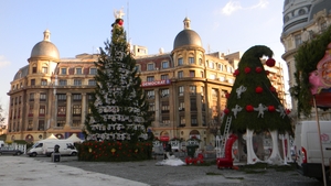 Vezi cum arata bradul de Craciun de la Universitate! De Mos Nicolae se aprind luminitele in Bucuresti!