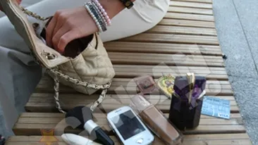 Simona Sensual si-a golit geanta pentru cancan.ro! Vezi cate cruciulite si iconite poarta dupa ea si ce farduri are mereu in poseta