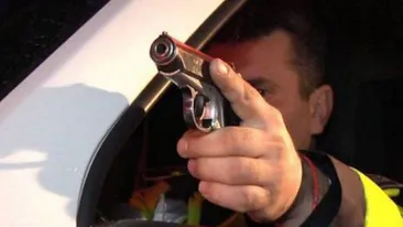 Un bărbat din Gorj a fost împușcat de polițiști după ce i-a atacat cu o furcă și a asmuțit câinele pe ei