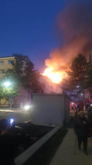 Incendiu de proporții în Suceava! Mansarda unui bloc a fost mistuită de flăcări