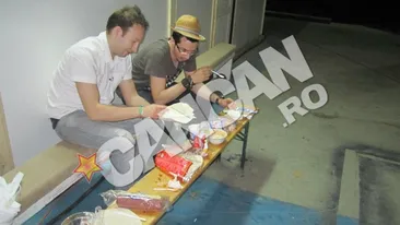 Ce va mai place shaorma! Tu te uitai la ei, la MasterChef, cand gateau cele mai sofisticate mancaruri, iar in culise ei bagau la greu shaorma!