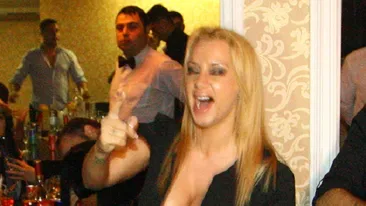 Imaginile destrabalarii! Ce a facut Simona Trasca in club, urcata pe masa si cu o sticla imensa de sampanie! Asa ceva...