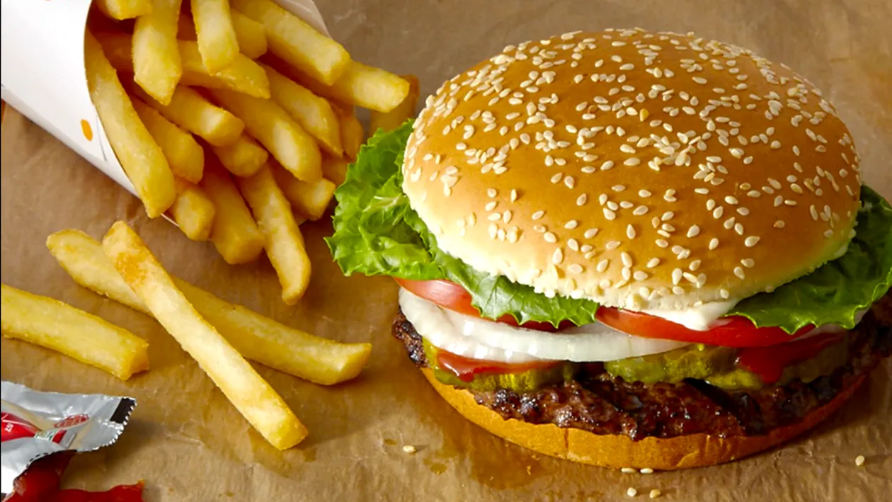 Ce salariu are un angajat de la Burger King, în România? Cât primesc lunar cei care lucrează la KFC sau Mc Donald's