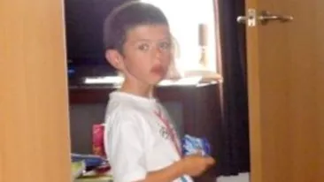 Obsesia lui te va lăsa mască! Un băieţel de nouă ani e innebunit după un obiect de curăţenie care există in orice casă