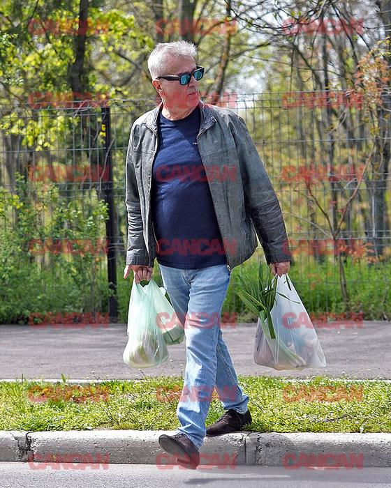 Solistul de la Holograf traversează