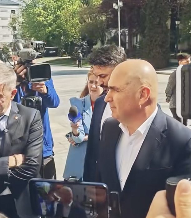 Un alt ofițer SPP a atras toate privirile, după cel din echipa lui Nicușor Dan! Cum arată bărbatul din staff-ul lui Ilie Bolojan, devenit viral pe TikTok