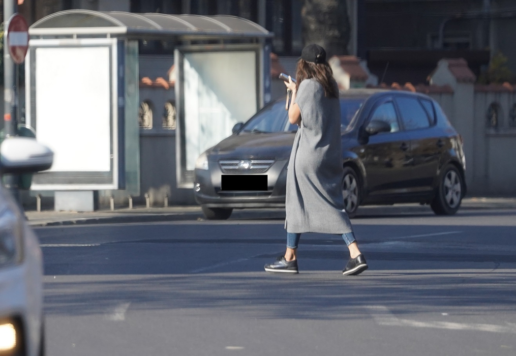 Denise Rifai, în mijlocul străzii (Foto: CANCAN.RO)