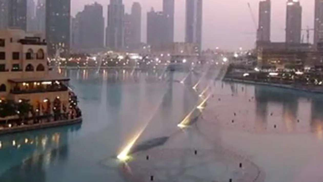 IMAGINI INCREDIBILE! Fantanile arteziene din Dubai, sincronizate pe melodia I Will Always Love You in memoria lui Whitney Houston