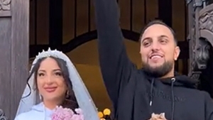 Mai rar așa ceva! Cum s-a îmbrăcat această mireasă, la propria-i nuntă