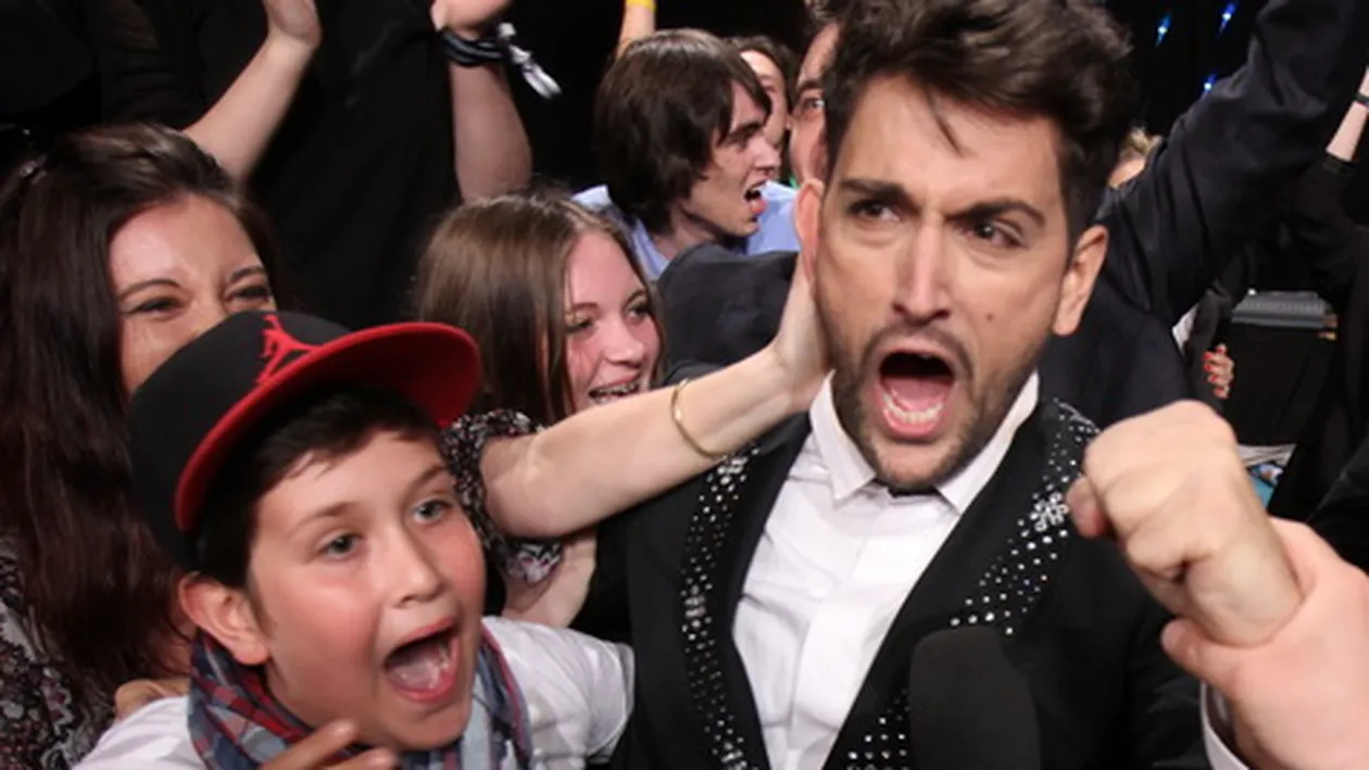 Fratele mai mic al lui Cezar Ouatu ii e cel mai mare fan! Ii calca pe urme...mai violent: este tobosar”!