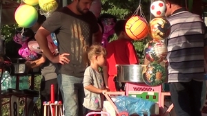 VIDEO Una-i mama la copii, alta-i pofta inimii! Ziua in parc cu fetitele, noaptea in club cu domnitele!