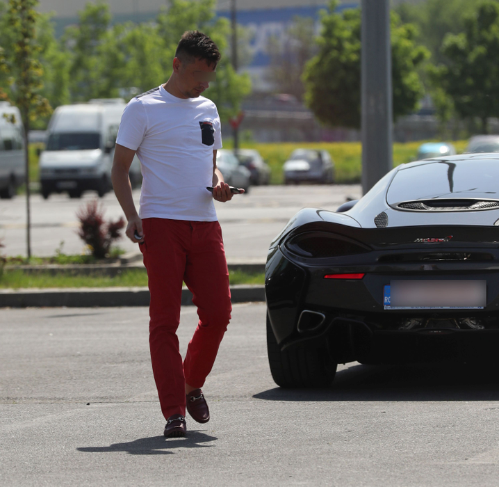 Deşi conduce un bolid McLaren în valoare de 200.000 de euro, cu care le-a înnebunit pe puştoaicele din Dorobanţi, misteriosul milionar este extrem de cumpătat când vine vorba de cumpărături