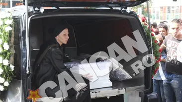 A tinut in brate sicriul si s-a rugat incontinuu! Cea mai trista zi din viata acestei femei! Mama lui Andrei, elevul injunghiat in Ferentari, si-a dus copilul la groapa!