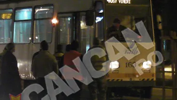 VIDEO Accident grav în Bucureşti! Un bărbat a fost lovit din plin de un tramvai! Vezi cum s-a întâmplat!