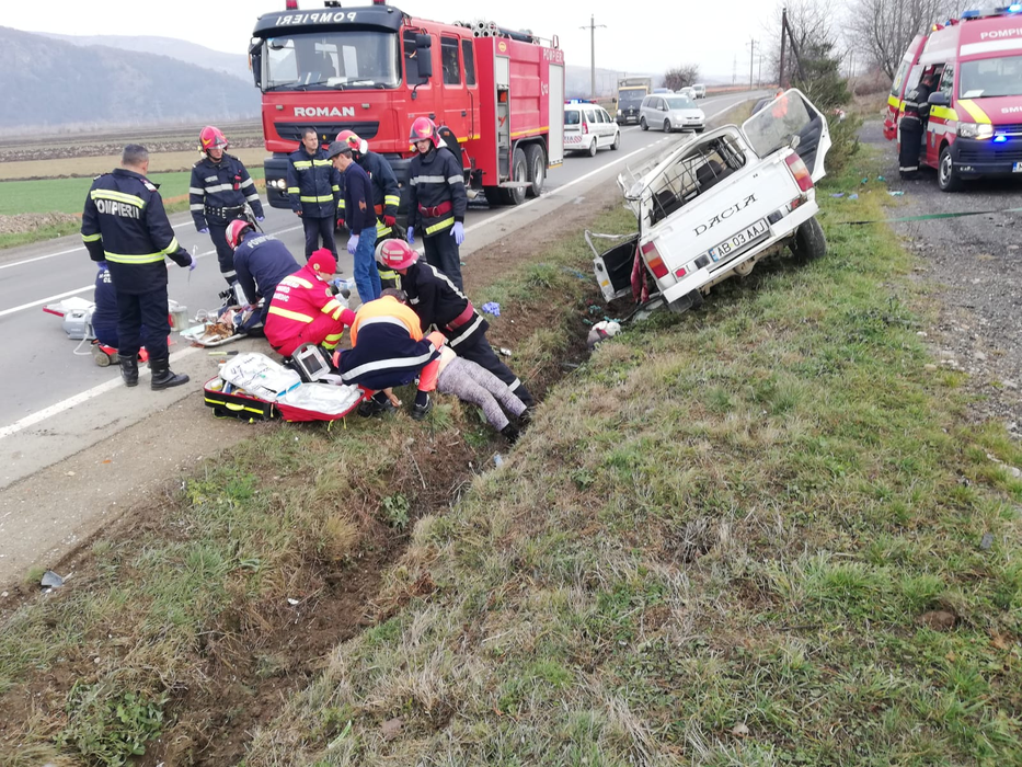 Accident nimicitor între o Dacie 1310 și un TIR! O femeie însărcinată și un bărbat au murit. A fost solicitat elicopterul SMURD pentru unul dintre răniți