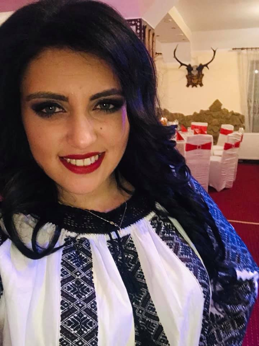 Daniela Cușnir, condusă pe ultimul drum cu lacrimi și cântece de jale. Întrebarea cutremurătoare repetată de mama regretatei cântărețe lângă sicriu | FOTO