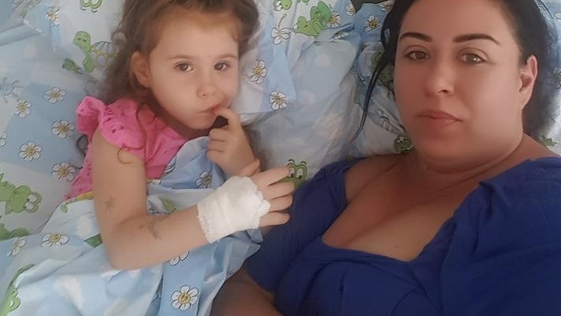 Oana Roman şi-a luat fetiţa şi a plecat la mare