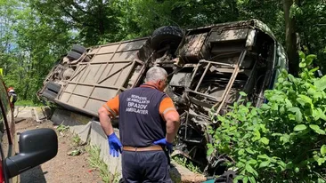 Un autocar cu 50 de copii și adulți s-a răsturnat pe DN 73, între Pârâul Rece și Râșnov. PLANUL ROȘU activat