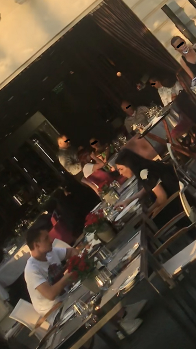Andreea Tonciu și Daniel Niculescu, în timp ce își așteptau mâncarea