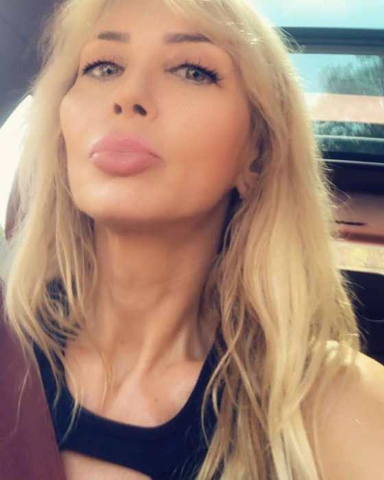 Regina selfie-urilor nu se mai oprește! Postează zi de zi, iar prietenii virtuali sunt în delir!