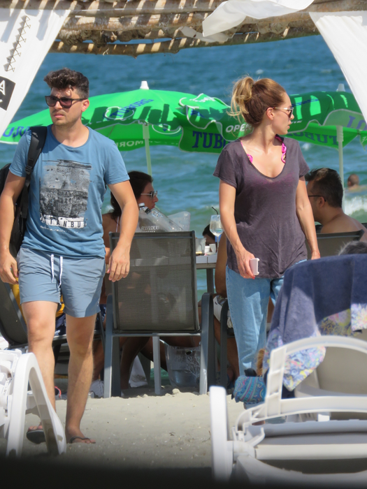 Cei doi se retrag de pe plaja din Mamaia