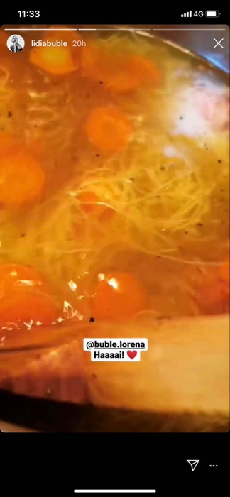 Lidia Buble a gătit o ciorbă și o invită pe sora ei, Lorena, la masă