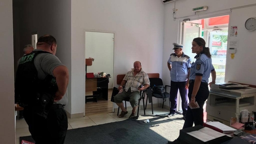 Intervenție în forță în redacția unui ziar din Iași. Un bărbat stropit cu diluant a amenințat că-și dă foc și a tras cu un dispozitiv cu electroșocuri
