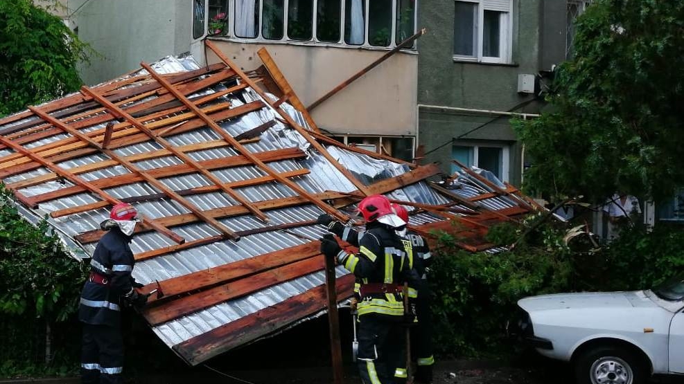 Codul portocaliu a făcut ravagii în Teleorman. Curțile au fost inundate și acoperișurile smulse