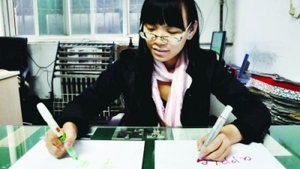 Ambidextra si inca ceva! O chinezoaica poate sa scrie simultan cu ambele maini si in limbi diferite