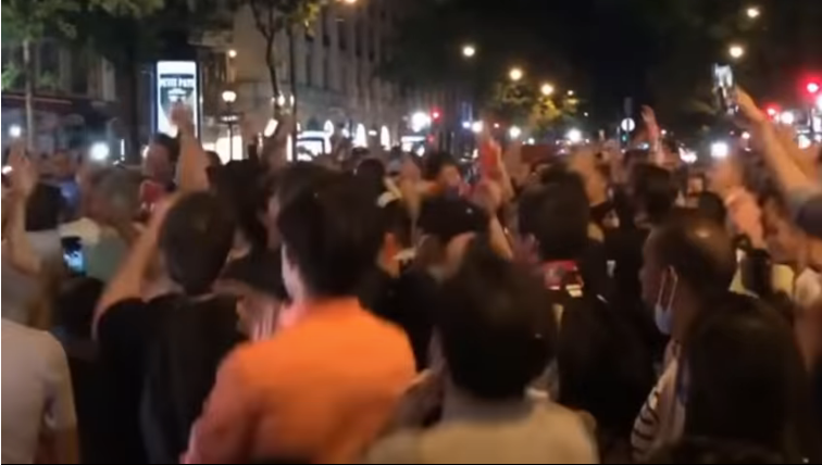 Ciocniri violente între suporteri și poliție pe străzile Parisului, după eșecul PSG-ului cu Bayern! VIDEO