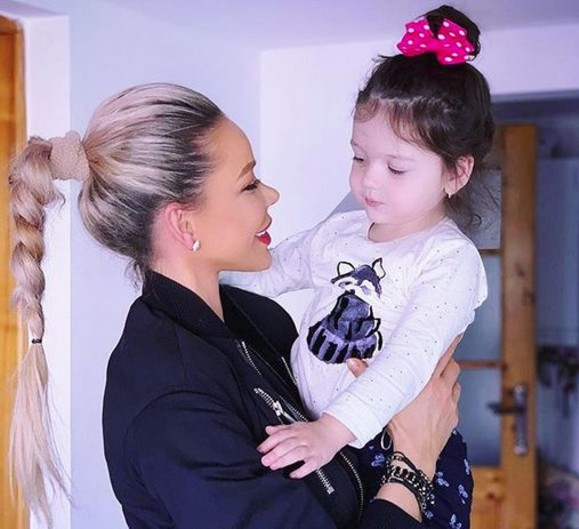 Deși are doar trei anișori, fetița Biancăi Drăgușanu se impune deja în fața mamei sale: ”M-a înnebunit!”