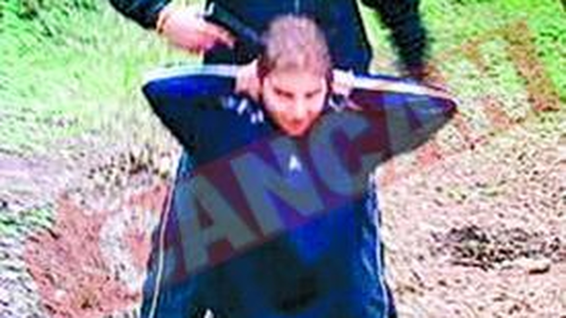 Un politist agata femei cu arma din dotare